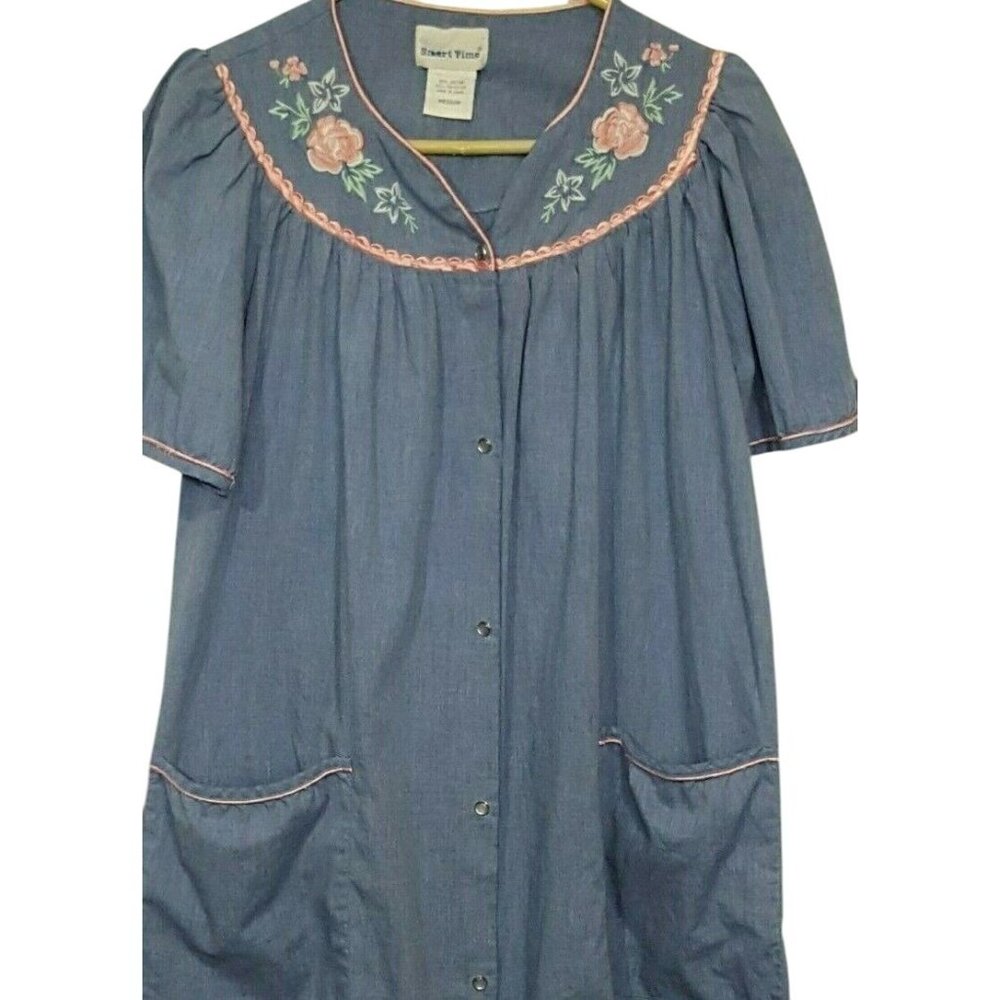 Vintage Robe House Dress Lounge M Embroidery Snap Close Blue Knee Opens to‎ Hem